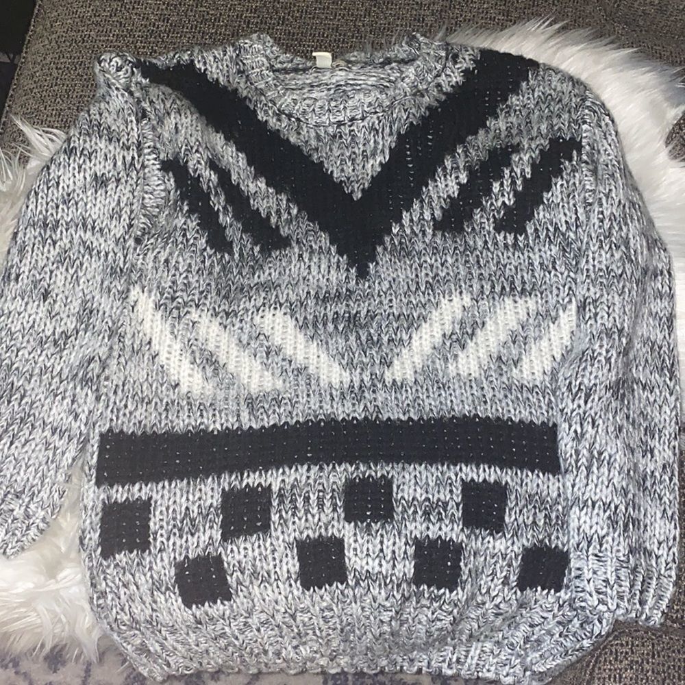 ✨F21 Aztec Knit Crew Sweater✨ - Picture 2 of 5